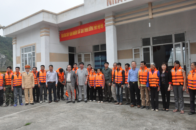 Nearly 5,000 life jackets and lifebuoys provided for poor fishermen